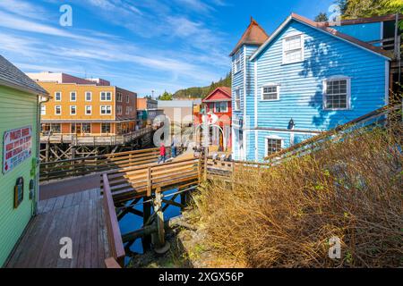 Historische farbenfrohe Geschäfte entlang des Ketchikan Creek in der Creek Street, ein beliebtes Touristenziel und Kreuzfahrthafen in der alaskischen Stadt Ketchikan, Alaska. Stockfoto