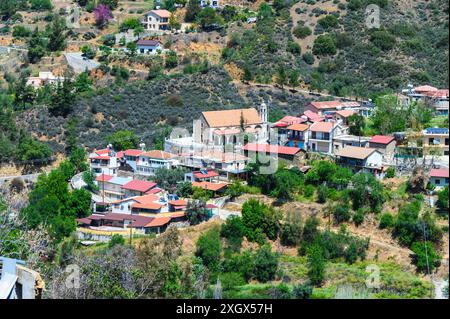 Wunderschöner Blick über das Dorf Lefkara und die Troodos-Berge im Hintergrund im Bezirk Larnaca, Zypern Stockfoto
