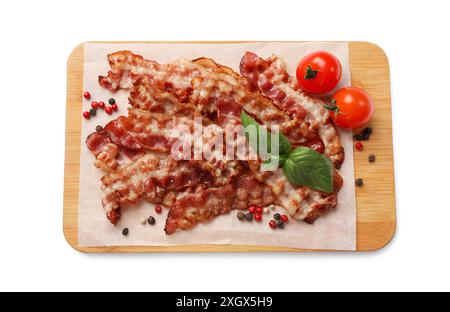 Scheiben leckeren gebratenen Speck, Tomaten und Gewürze isoliert auf weiß, Blick von oben Stockfoto