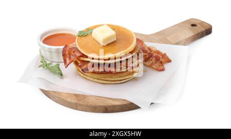 Köstliche Pfannkuchen mit Speck, Butter, Rucola und Honig isoliert auf weiß Stockfoto