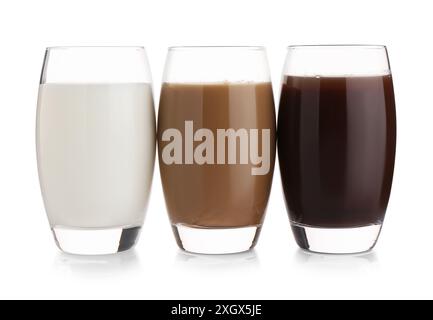 Köstliche Proteinshakes in Gläsern isoliert auf weiß Stockfoto