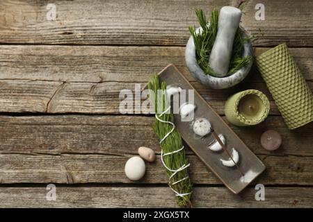 Flache Lagenkomposition mit Räucherstäbchen schwelend in Halter auf Holztisch, Platz für Text Stockfoto