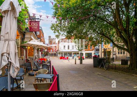 Allgemeiner Blick auf die historische zentrale 10 bis 25 Zone, auch bekannt als The Square, voller malerischer Geschäfte und Cafés im mittelalterlichen Winchester, England, Großbritannien. Stockfoto