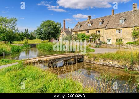 Steinhäuser am River Eye im malerischen englischen Dorf Lower Slaughter im Cotswold District von Gloucestershire, England. Stockfoto