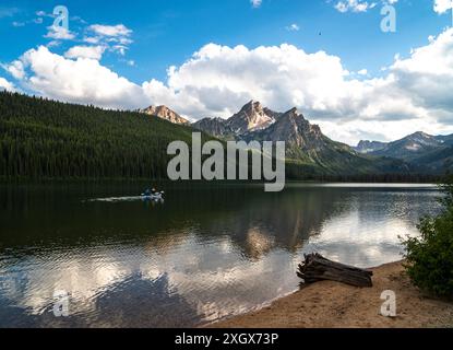 Kajakfahrer am Stanley Lake mit dem Mt McGown im Wasser des Sees Stockfoto