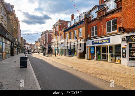 Die historische High Street, eine lange Fußgängerzone mit Geschäften und Cafés durch die mittelalterliche Altstadt von Winchester, England, Großbritannien. Stockfoto