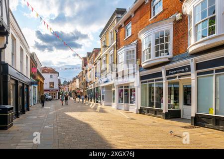 Die historische High Street, eine lange Fußgängerzone mit Geschäften und Cafés durch die mittelalterliche Altstadt von Winchester, England, Großbritannien. Stockfoto