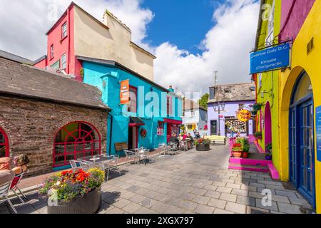 Newman's Mall, ein kleiner Platz in der Nähe von Pearse und Market Street voller Cafés und Geschäfte im hell bemalten Küstendorf Kinsale, Irland. Stockfoto