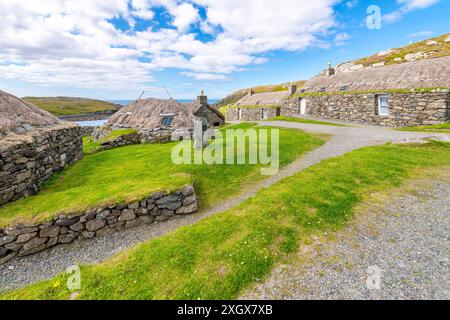 Die historischen Steinhäuser im Gearrannan Blackhouse Village am Nordatlantik auf der Isle of Lewis in Garenin, Schottland. Stockfoto