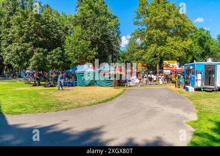 Imbissstände und Künstler richten an der Sherman Ave. Stände mit dem Resort und dem See in der Ferne während eines lokalen Kunstfestivals ein. Stockfoto