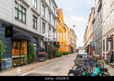 NY Adelgade oder New Adelgade Street, eine Fußgängerstraße mit bunten Geschäften und Cafés aus dem 17. Jahrhundert in Indre im Viertel Kopenhagen, Dänemark. Stockfoto