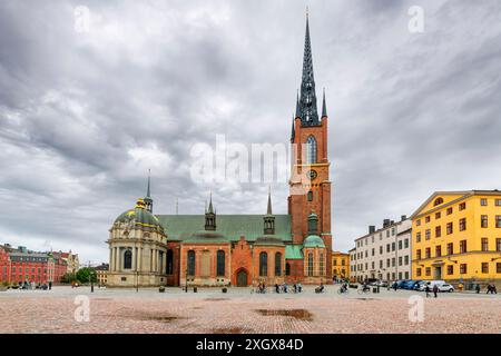 Die Fassade und der Turm der Riddarholmen-Kirche, der Kirche des ehemaligen mittelalterlichen Greyfriars-Klosters in Stockholm Schweden Stockfoto