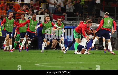 Dortmund, Deutschland. Juli 2024. Fußball, UEFA Euro 2024, Europameisterschaft, Niederlande - England, Endrunde, im Halbfinale im Dortmunder Stadion feiert Englands Ollie Watkins (3. von rechts) sein 2:1 Tor mit seinen Teamkollegen. Quelle: Friso Gentsch/dpa/Alamy Live News Stockfoto