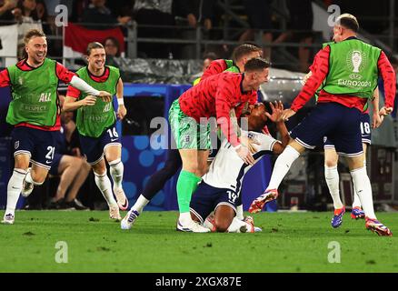 Dortmund, Deutschland. Juli 2024. Fußball, UEFA Euro 2024, Europameisterschaft, Niederlande - England, Endrunde, im Halbfinale im Dortmunder Stadion feiert Englands Ollie Watkins (3. von rechts) sein 2:1 Tor mit seinen Teamkollegen. Quelle: Friso Gentsch/dpa/Alamy Live News Stockfoto