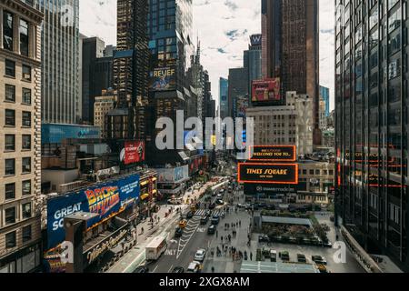 NEW YORK, USA - 26. SEPTEMBER 2023: Times Square in New York City mit belebten Straßen und hellen Plakaten Stockfoto