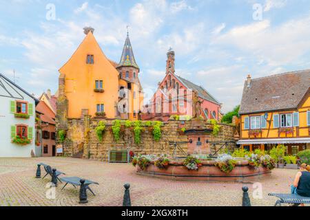 Saint-Léon-Platz oder Place du Chateau mit Schloss und Brunnen im mittelalterlichen Zentrum des malerischen französischen Dorfes Eguisheim, Frankreich. Stockfoto