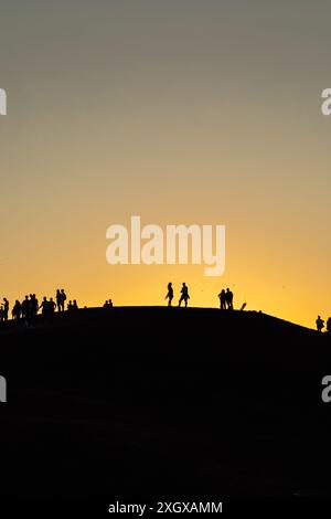 Silhouetten eines Menschen auf einem Hügel bei Sonnenuntergang, Gasworks Park, Seattle, Washington Stockfoto