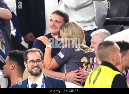 Englands Conor Gallagher und Aine May Kennedy feiern nach dem Halbfinalspiel der UEFA Euro 2024 im BVB Stadion Dortmund. Bilddatum: Mittwoch, 10. Juli 2024. Stockfoto