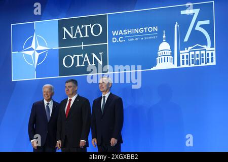 Präsident der Vereinigten Staaten Joe Biden, von links, Zoran Milanović, Präsident der Republik Kroatien, und Jens Stoltenberg, Generalsekretär der Nordatlantikvertrags-Organisation (NATO), nehmen am Mittwoch, 10. Juli, in Washington, DC, USA, an einem willkommenen Handschlag Teil. 2024. Präsident Joe Biden und die anderen 31 NATO-Führer hatten gehofft, dass ihr Gipfel eine neue Einheit gegen Russlands Wladimir Putin feiern würde, China eine Warnung aussenden und beweisen würde, dass die Allianz in ihrem 75. Jahr so stark ist wie eh und je. aber die drei Tage Prunk werden von innenpolitischen Turbulenzen überschattet werden Stockfoto