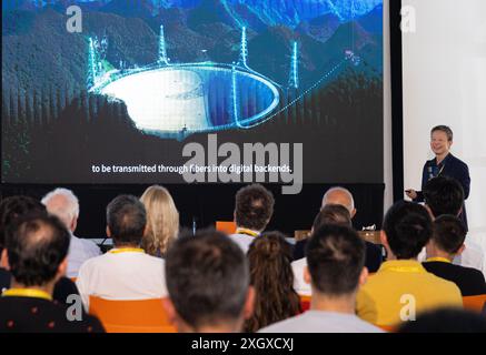 Pescara, Italien. Juli 2024. Li Di (Rear), ein chinesischer Radioastronom und Chefwissenschaftler des Sphärischen Radioteleskops (FAST), hält eine Rede auf dem 17. Marcel Grossmann Meeting am 9. Juli 2024 in Pescara, Italien. Das Sphärische Radioteleskop (FAST) mit 500 Meter Apertur in der Provinz Guizhou im Südwesten Chinas hat bedeutende wissenschaftliche Ergebnisse erbracht und in den letzten Jahren einen neuen Weg für die astronomische Zusammenarbeit zwischen China und europäischen Ländern geschaffen. Quelle: Li Jing/Xinhua/Alamy Live News Stockfoto