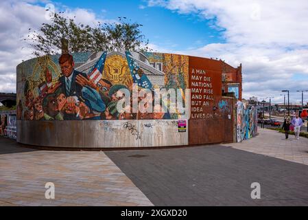 John F Kennedy Memorial, Digbeth, Birmingham, Großbritannien. Das Wandgemälde befand sich ursprünglich im Circus St Chad im Stadtzentrum, wurde aber 2013 in Digbeth wieder installiert Stockfoto