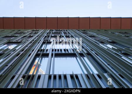 Abstrakter Blick auf die Fassade des modernen Gebäudes Stockfoto