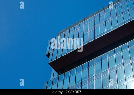 Modernes Glasgebäude Gegen Den Blauen Himmel Stockfoto