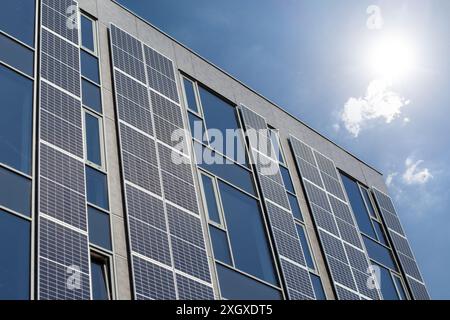 Solarpaneele im modernen Gebäude Stockfoto