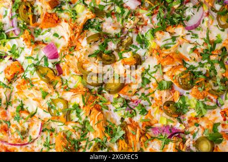 Von oben aus blickt man auf eine Pizza mit Huhn und Jalapeno. Stockfoto