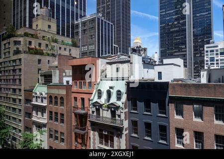 Brownstones an der W. 54th St. wurden vom Museum of Modern Art, 2024, New York City, USA, gesehen Stockfoto