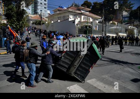 Partidarios del ex presidente Evo Morales se enfrentaron con seguidores del presidente del Estado Plurinacional de Bolivia Luis Arce Catacora se enfrentaron en inmediaciones del Tribunal Supremo Electoral en la ciudad de La Paz Stockfoto