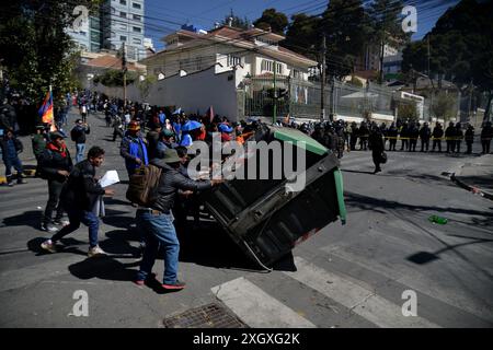 Partidarios del ex presidente Evo Morales se enfrentaron con seguidores del presidente del Estado Plurinacional de Bolivia Luis Arce Catacora se enfrentaron en inmediaciones del Tribunal Supremo Electoral en la ciudad de La Paz Stockfoto