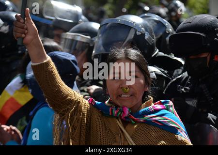 Partidarios del ex presidente Evo Morales se enfrentaron con seguidores del presidente del Estado Plurinacional de Bolivia Luis Arce Catacora se enfrentaron en inmediaciones del Tribunal Supremo Electoral en la ciudad de La Paz Stockfoto