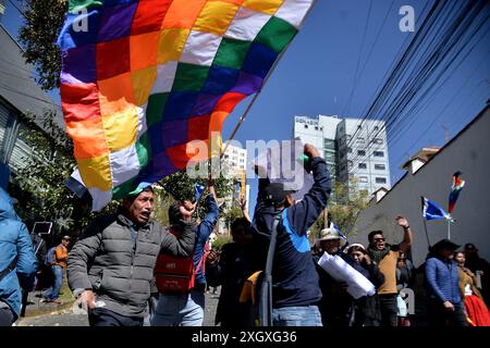 Partidarios del ex presidente Evo Morales se enfrentaron con seguidores del presidente del Estado Plurinacional de Bolivia Luis Arce Catacora se enfrentaron en inmediaciones del Tribunal Supremo Electoral en la ciudad de La Paz Stockfoto