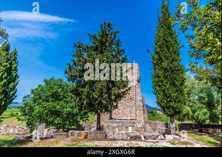 Ein Blick auf die Ruinen neben dem Kloster St. Nikolaus in Mesopotam, Albanien am Morgen im Sommer Stockfoto