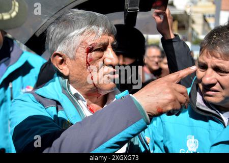 Partidarios del ex presidente Evo Morales se enfrentaron con seguidores del presidente del Estado Plurinacional de Bolivia Luis Arce Catacora se enfrentaron en inmediaciones del Tribunal Supremo Electoral en la ciudad de La Paz Stockfoto