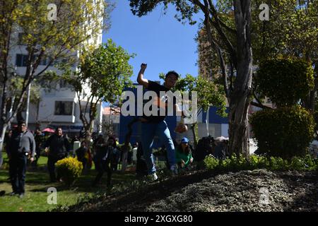 Partidarios del ex presidente Evo Morales se enfrentaron con seguidores del presidente del Estado Plurinacional de Bolivia Luis Arce Catacora se enfrentaron en inmediaciones del Tribunal Supremo Electoral en la ciudad de La Paz Stockfoto