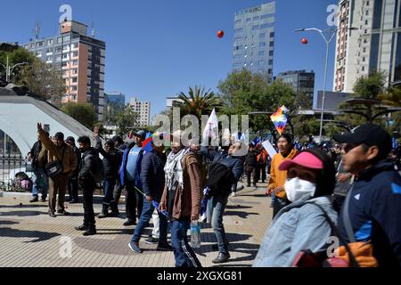 Partidarios del ex presidente Evo Morales se enfrentaron con seguidores del presidente del Estado Plurinacional de Bolivia Luis Arce Catacora se enfrentaron en inmediaciones del Tribunal Supremo Electoral en la ciudad de La Paz Stockfoto