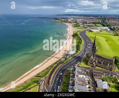 Luftaufnahme von Long Sands Beach entlang der Nordostküste bei Cullercoats bei Tynemouth, Northumberland. Vereinigtes Königreich. Juli 2024. Stockfoto