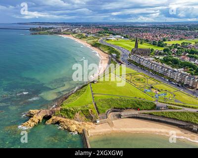 Luftaufnahme von Long Sands Beach entlang der Nordostküste bei Cullercoats bei Tynemouth, Northumberland. Vereinigtes Königreich. Juli 2024. Stockfoto