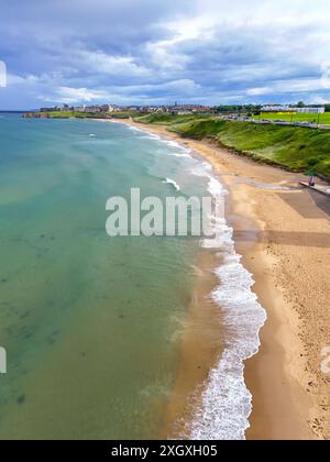 Luftaufnahme von Long Sands Beach entlang der Nordostküste bei Cullercoats bei Tynemouth, Northumberland. Vereinigtes Königreich. Juli 2024. Stockfoto