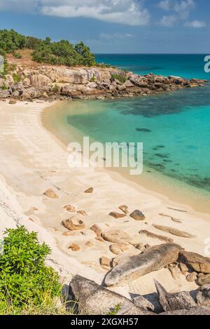 Malerischer tropischer Kieselstrand mit türkisfarbenem Wasser auf Lizard Island, Australien. Lizard Island liegt am Great Barrier Reef im Nordosten Stockfoto