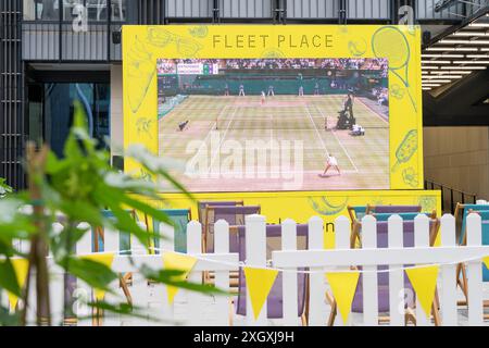 London UK 10. Juli 2024. Riesige Leinwand am Londoner Fleet Place, die das Wimbledon-Tennis-Turnier am 10. Tag zeigt. Krejcikova (CZE) gegen Ostapenko (LAT) im Viertelfinale der Damen im All England Lawn Tennis and Croquet Club, London, England. Quelle: Glosszoom/Alamy Live News Stockfoto