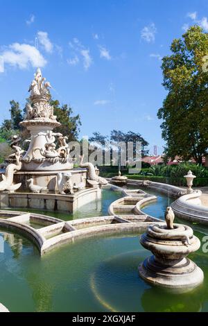 Der Brunnen im Botanischen Garten von Ajuda (Jardim Botânico da Ajuda) aus dem Barock mit seinen verschiedenen Meeresbewohnern, Lissabon, Portugal. Stockfoto