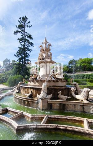 Der Brunnen im Botanischen Garten von Ajuda (Jardim Botânico da Ajuda) aus dem Barock mit seinen verschiedenen Meeresbewohnern, Lissabon, Portugal. Stockfoto