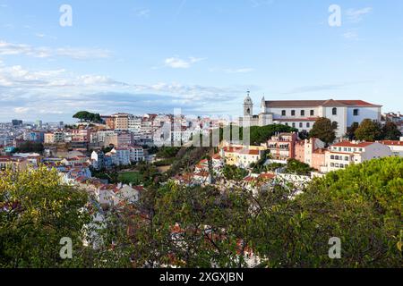 Die Hügel von Lissabon (Miradouro de Graca mit seiner Kirche und Miradouro da Senhora do Monte) aus der Burg Sâo Jorge in Alfama, Portugal. Stockfoto