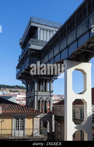 Der Santa Justa Lift (Elevador de Santa Justa), von den Terrassen des Convento do Carmo aus gesehen, befindet sich im historischen Zentrum von Lissabon, Portugal Stockfoto