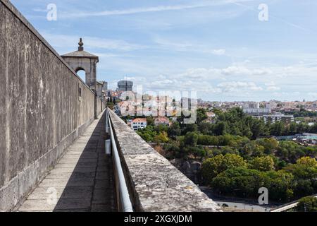Águas Livres Aqueduct (Aqueduto das Águas Livres), ein bemerkenswertes Werk des Wasserbaus, das das Alcântara-Tal in Lissabon durchquert, Stockfoto