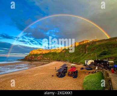 Fabelhafter Regenbogen über die King Edwards Bay in Tynemouth entlang der Nordostküste in Rileys Fish Shack. Juli 2024 Stockfoto