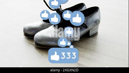 Abbildung: Sich ändernde Zahlen und Symbole mit Daumen nach oben über dem Schuh auf dem Boden Stockfoto